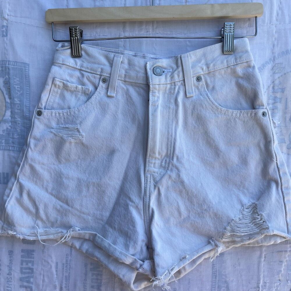 Levi’s White Distressed Denim Raw Hem Cut-Off High Waisted Mom Shorts Size 26